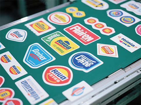 Hvilken slags lasercontroller kan bruges til selvklæbende laserstansning